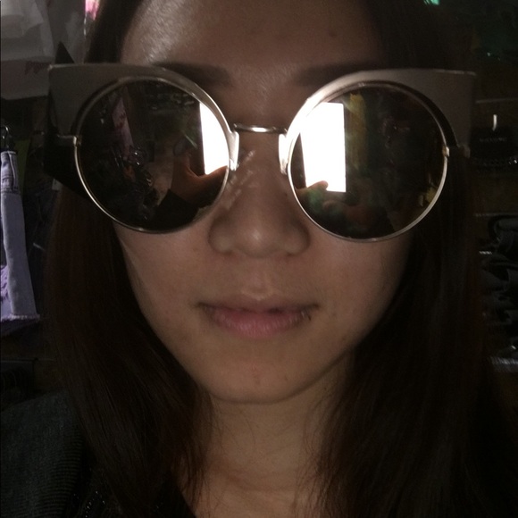 Meet your Posher, Lucia - Picture 2 of 2